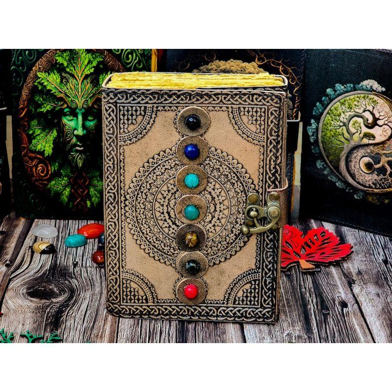 Leeres Zauberbuch der Schatten Journal mit Verschluss Handmade Leder Sieben-Stein-Tagebuch geprägt Sieben-Chakra-Gebet Paganisches Buch