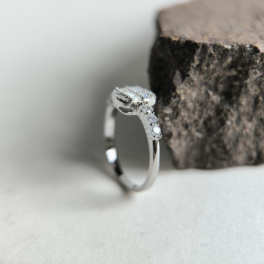 Серебряное кольцо с фианитами, вес изделия 2,57 гр (2187127)