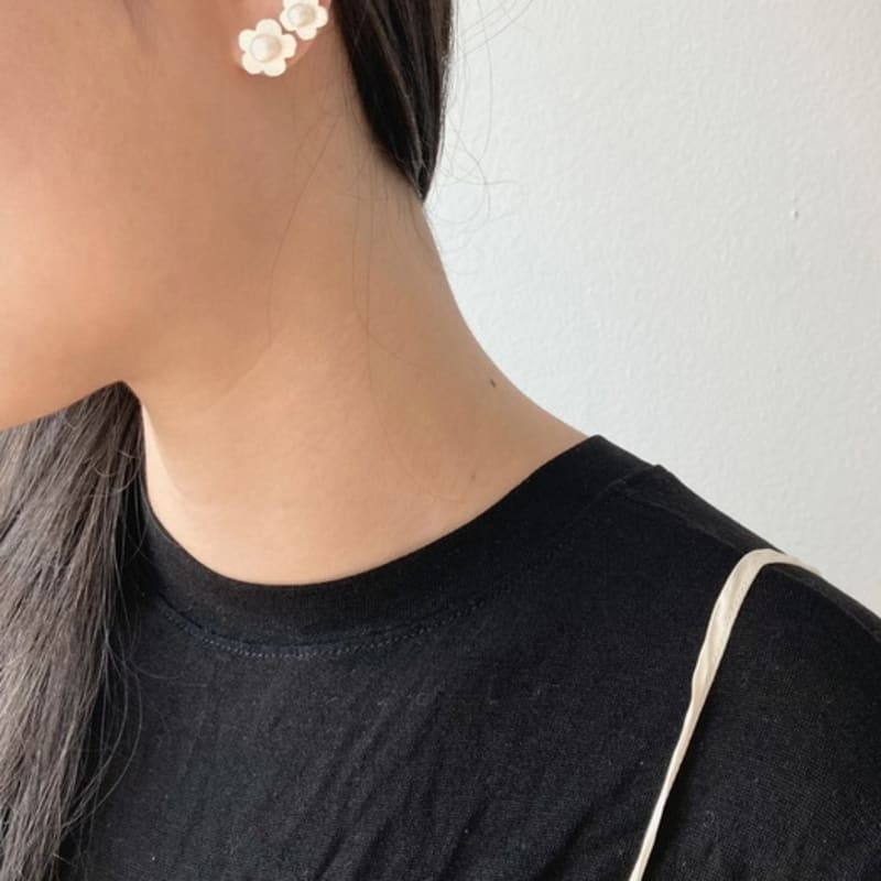 SUZURAN Uneven Silver Earring_pearl Daisy