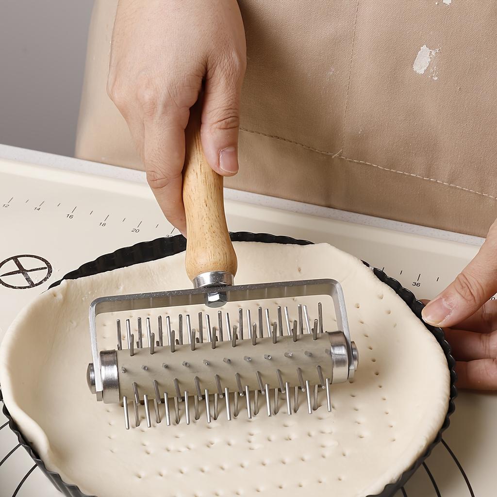 1 Stück Pizza-Perforator Teig-Gitter-Roller Edelstahl Buchenholzgriff Teig-Keks-Backwerkzeug Auto-Blumenrad-Nadel