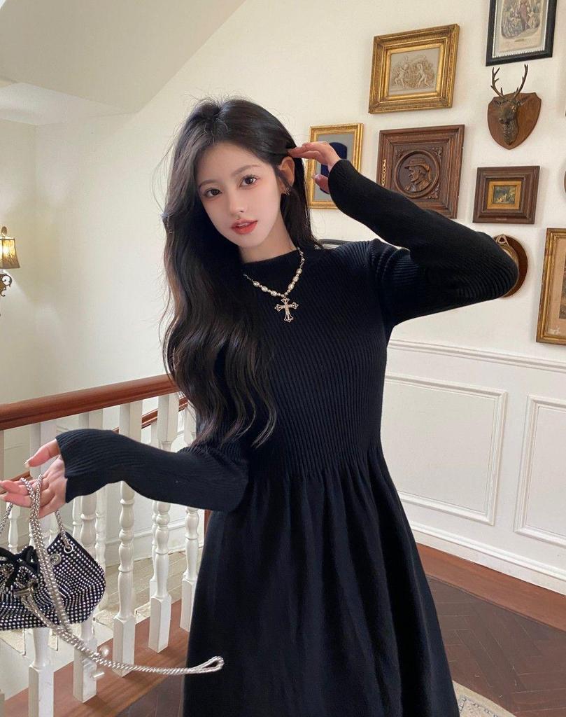 French Red Semi-High Neck Knit Slimming Dress - Long-Sleeved Autumn/Winter Fashion for Women