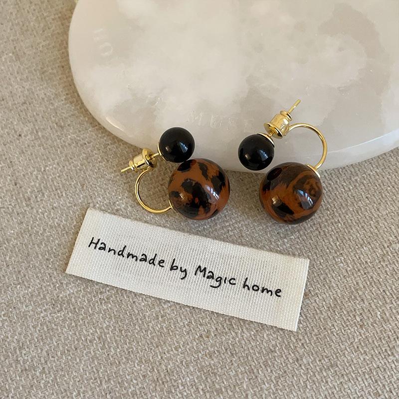 

Пара сережек-гвоздиков из смолы с леопардовым принтом в форме шариков для женщин в стиле Майяра, элегантные и модные серьги для поездок на работу и обратно.