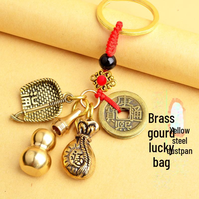 

Брелок из латуни с совок для мусора и полой тыквой в виде пяти императорских монет с небольшим мешочком для сокровищ.