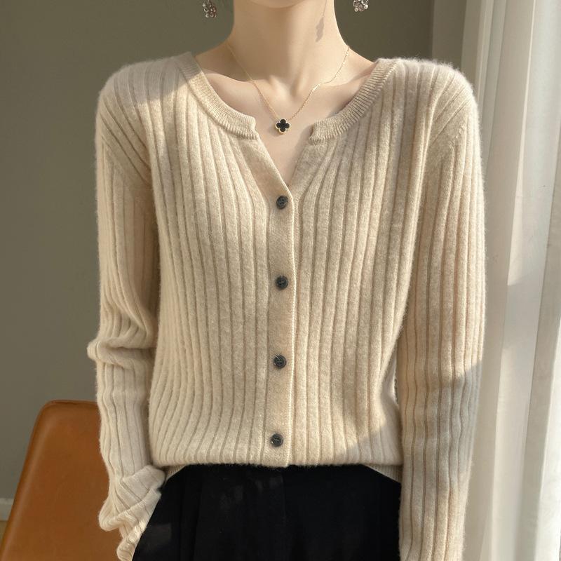

2024 новый темперамент вязаный кардиган простой однотонный свободный свитер куртка осенний кардиган M бежевый