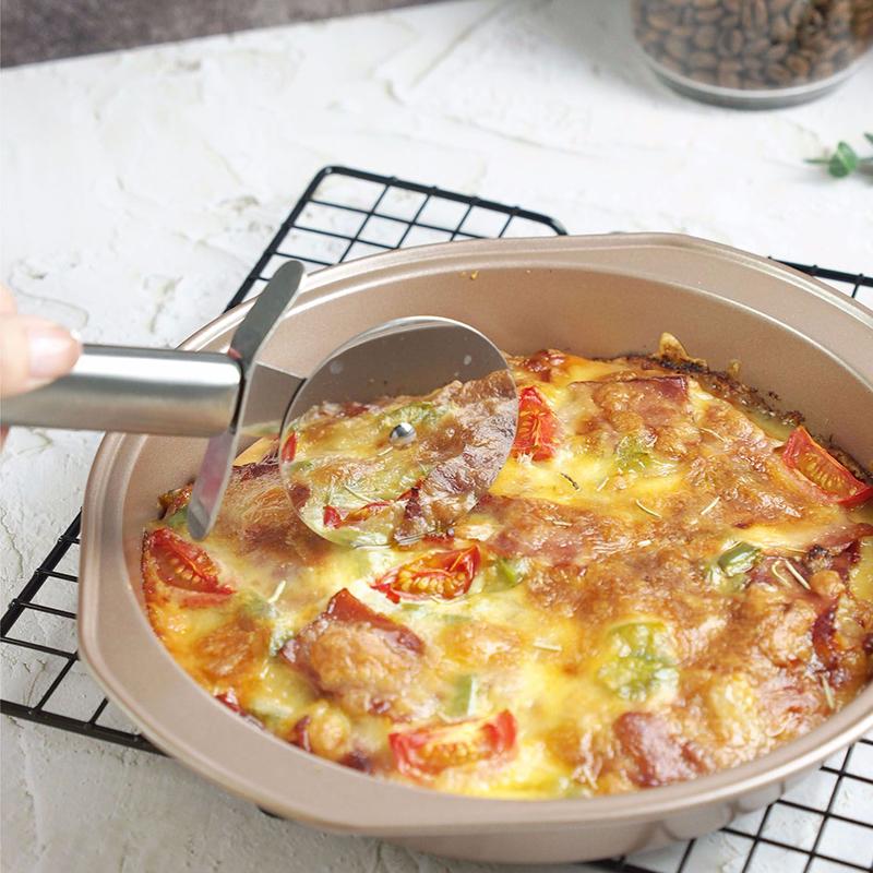 Pizzakutter Laget Rull i Rustfritt Stål med Hengeøye Fingerbeskyttelse og Skarp Skjærehjul for Pizza