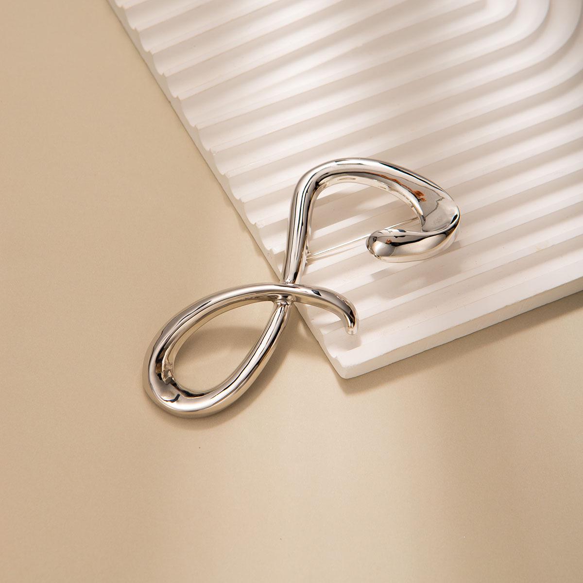 

Трендовая европейская и американская геометрическая металлическая брошь с нерегулярным дизайном в виде восьмерки