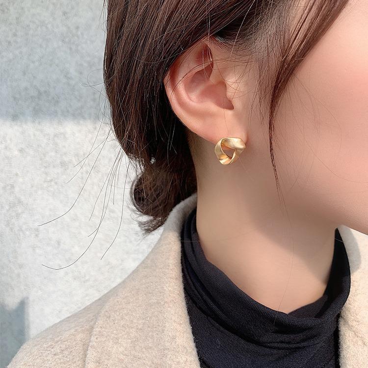 Korea Dongdaemun Golden Stud Earrings Femininity Versatile 925 Silver Needle Earrings Cold Wind Ears
