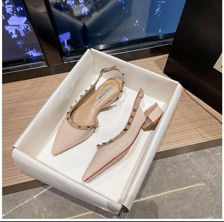 V home rivet one-word buckle flat shoes thick heel sandals women 2025 new versatile fairy style Roman rivet shoes