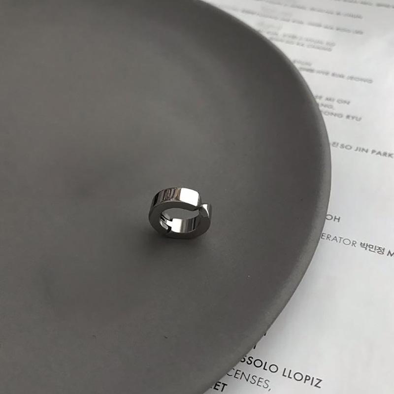 

Мужской минималистичный черный кафф для уха: Простой и универсальный, не требует пирсинга.