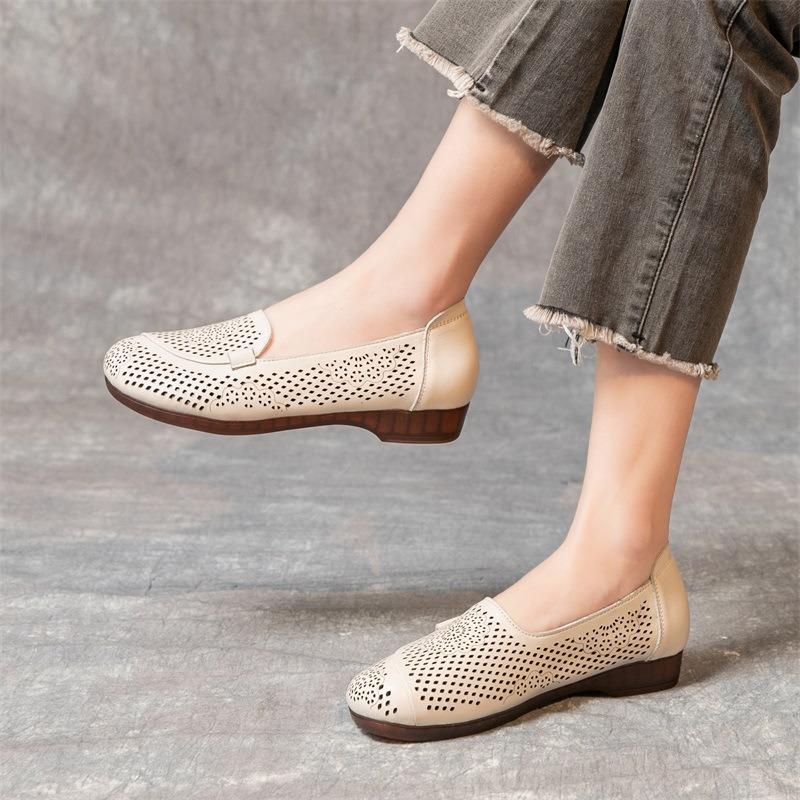 Spring and Summer New Mother Sandals Flat Bottom Non-slip Hollowed Out Elderly Shoes Shallow Mouth Low Top Breathable Casual Sandals Women