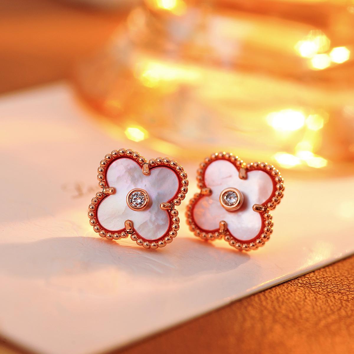 

Серьги-пусеты «Четырехлистный клевер» из натурального ракушечного жемчуга нежно-розового цвета - Изысканный, Высококлассный Дизайн