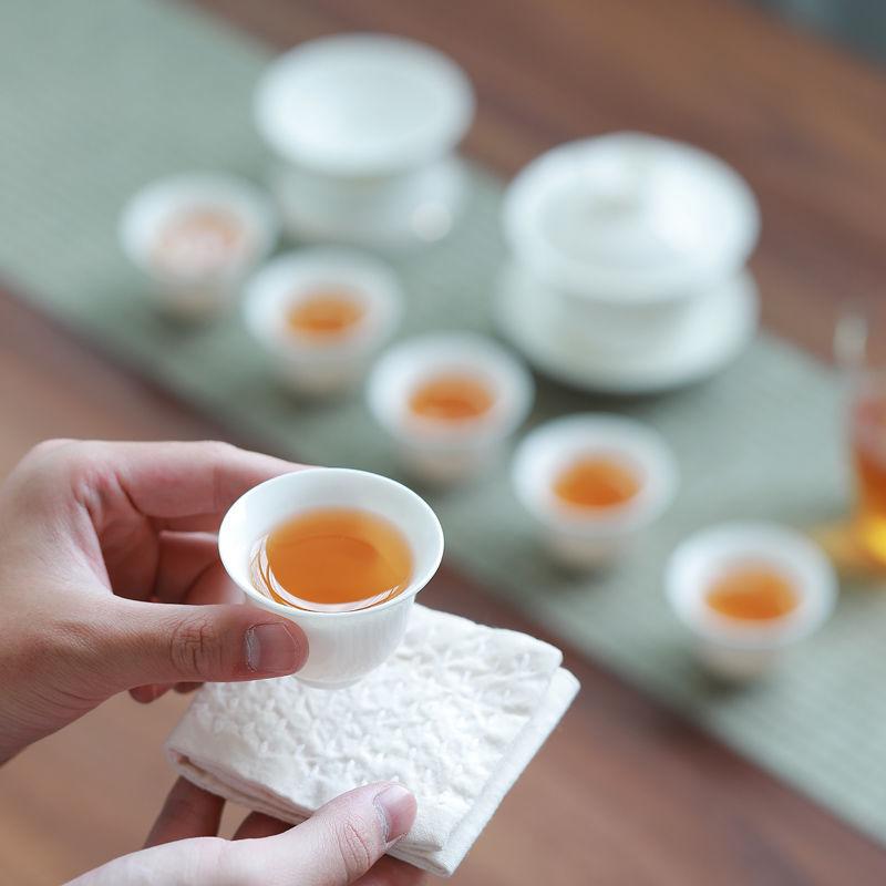 Skopový tuk Jade bílý porcelánový čajový šálek Čínský čajový set kung-fu Keramický mistrovský šálek obrys ve zlatém šálku pro domácnost voda