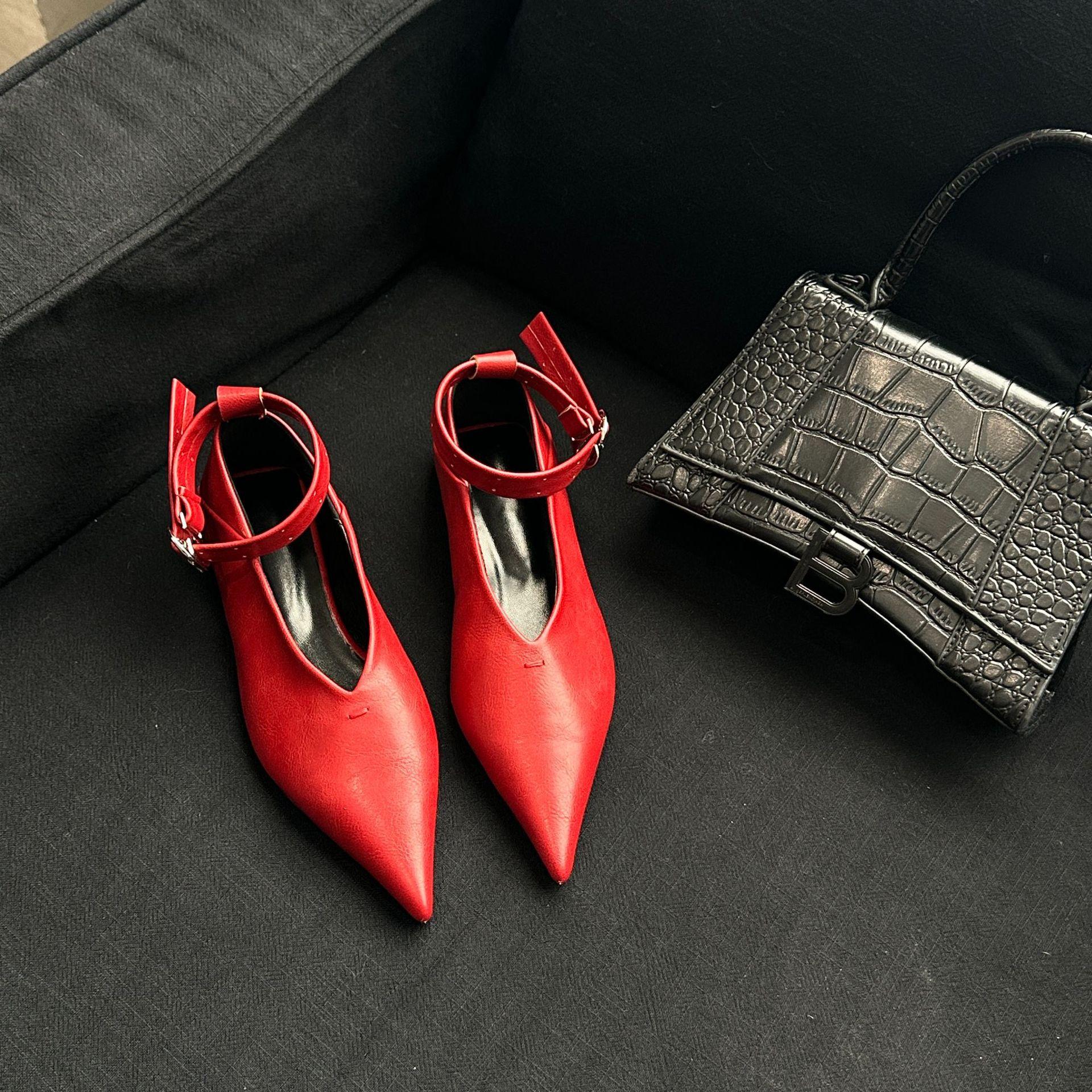 

Модные сексуальные туфли на плоской подошве из мягкой кожи с острым носком для женщин, осенние туфли с металлической пряжкой на щиколотке, элегантные туфли на плоской подошве 37 красный