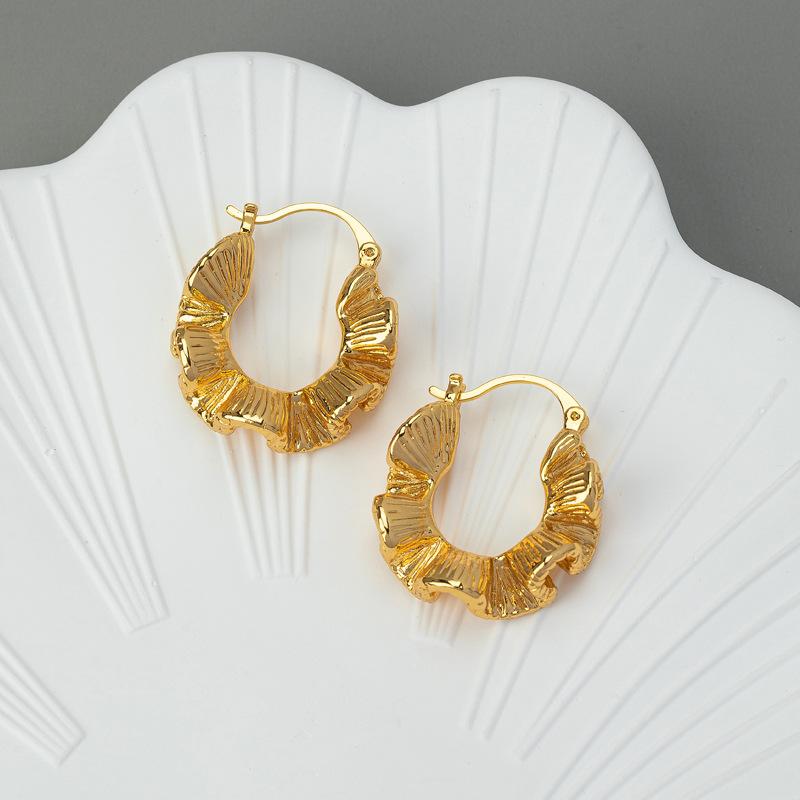 

2023 новые европейские и американские абстрактные волнистые матовые серьги с медным покрытием из настоящего золота с простой текстурой, серьги для тяжелой промышленности, женские серьги