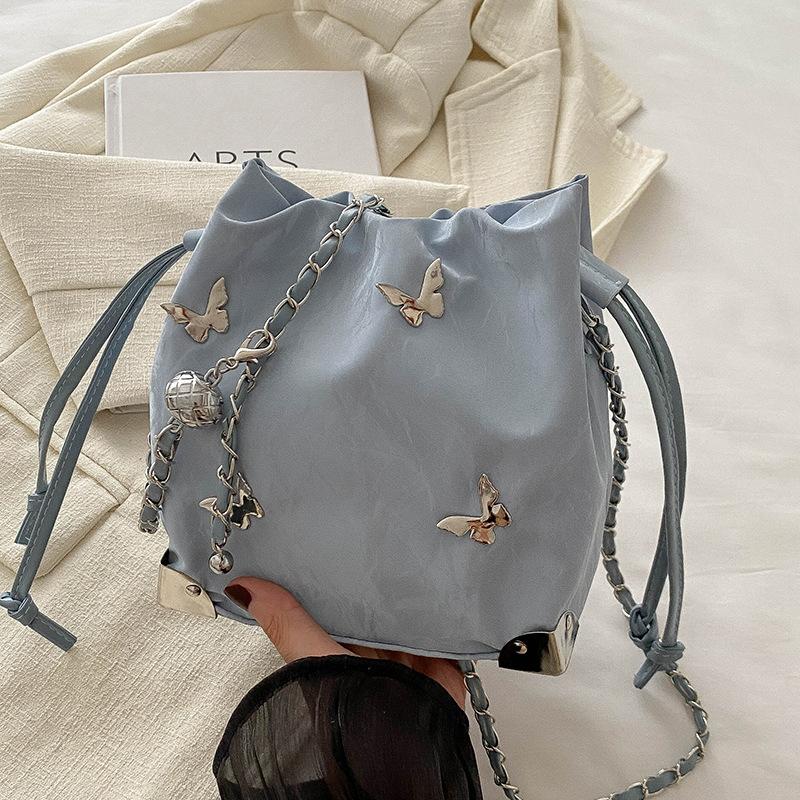 

В этом году популярны сумки-банты, модные сумки-мессенджеры, женские универсальные сумки-ведра Mori через плечо. синий