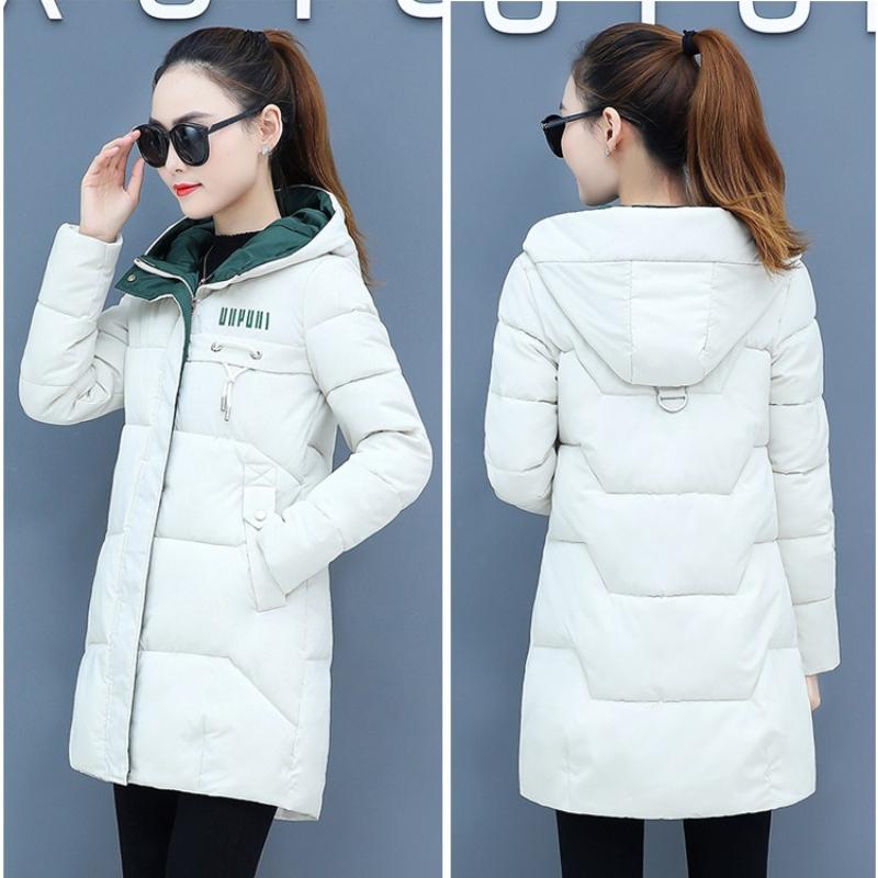 Зимняя женская куртка-пуховик с капюшоном и длинными рукавами — фото 9