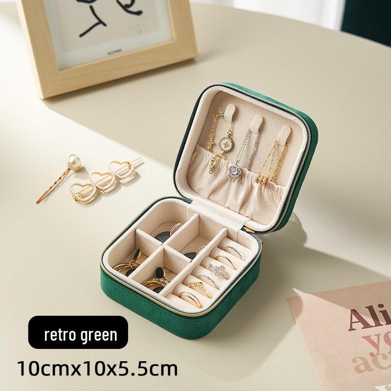 

Портативная двухслойная бархатная шкатулка для украшений с зеркалом и застежкой-молнией для сережек и колец 10*10*5.5 cm