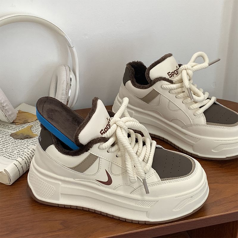 

Взрыв популярности интернет-знаменитости, повседневные маленькие белые туфли на толстой подошве, женские кеды, весна и осень 2025, новая нишевая универсальная спортивная обувь для бега 35 коричневый