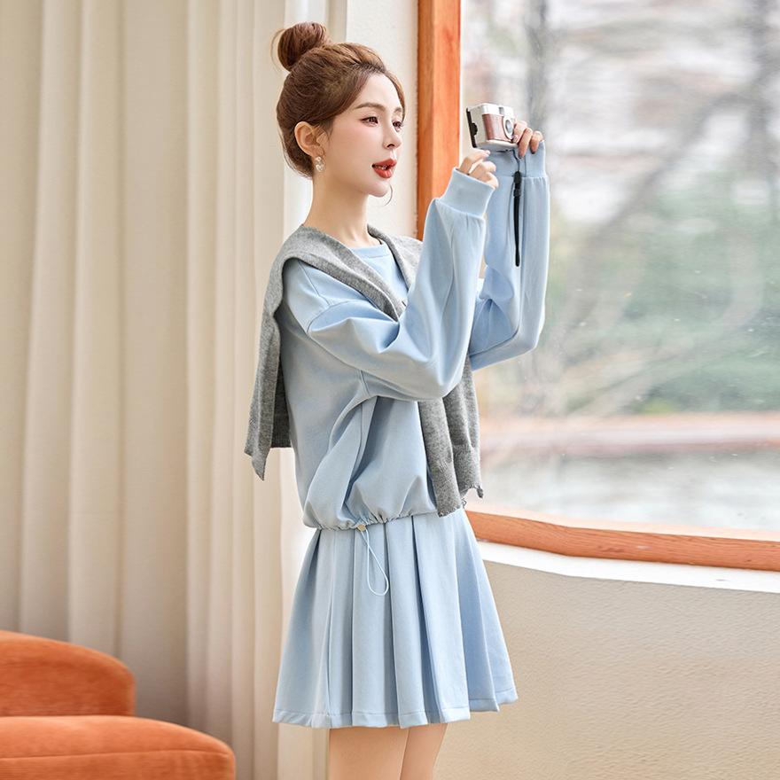 Spring new fashion shawl design sense embroidered letter sweater age-reducing pleated skirt three-piece set