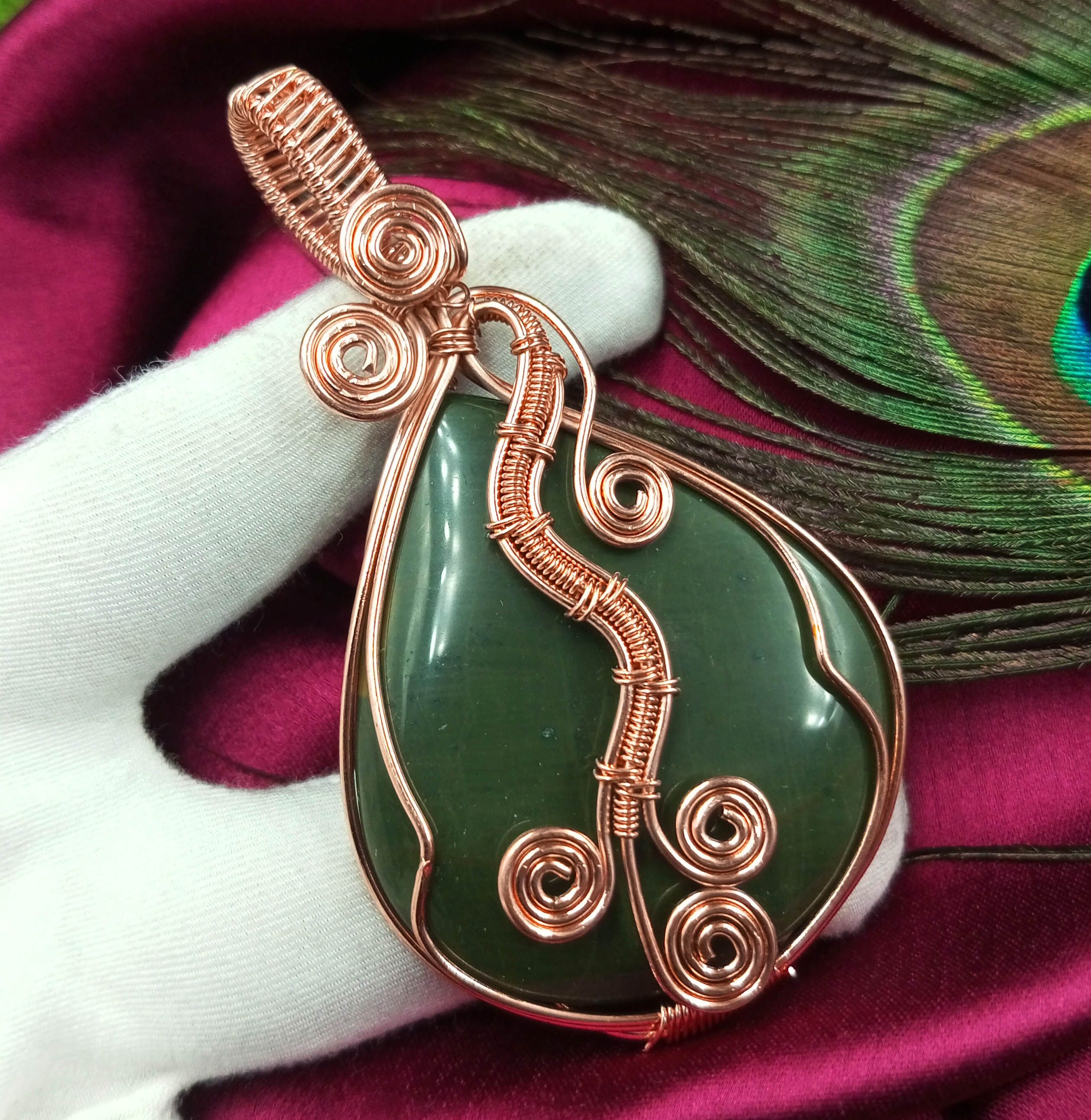 

Кулон из полиграммной яшмы с драгоценным камнем ручной работы из медной проволоки HCWP-W57