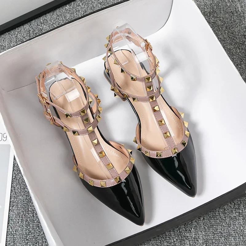 Sandalias de tacón alto para mujer Soleist Verano Diseño de marca de moda Clavo remachado puntiagudo Zapatos casuales rojos Talla grande 41-43