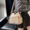 Simple, fashionable and versatile women's shoulder bag, nylon material sense, large-capacity commuter messenger bag.