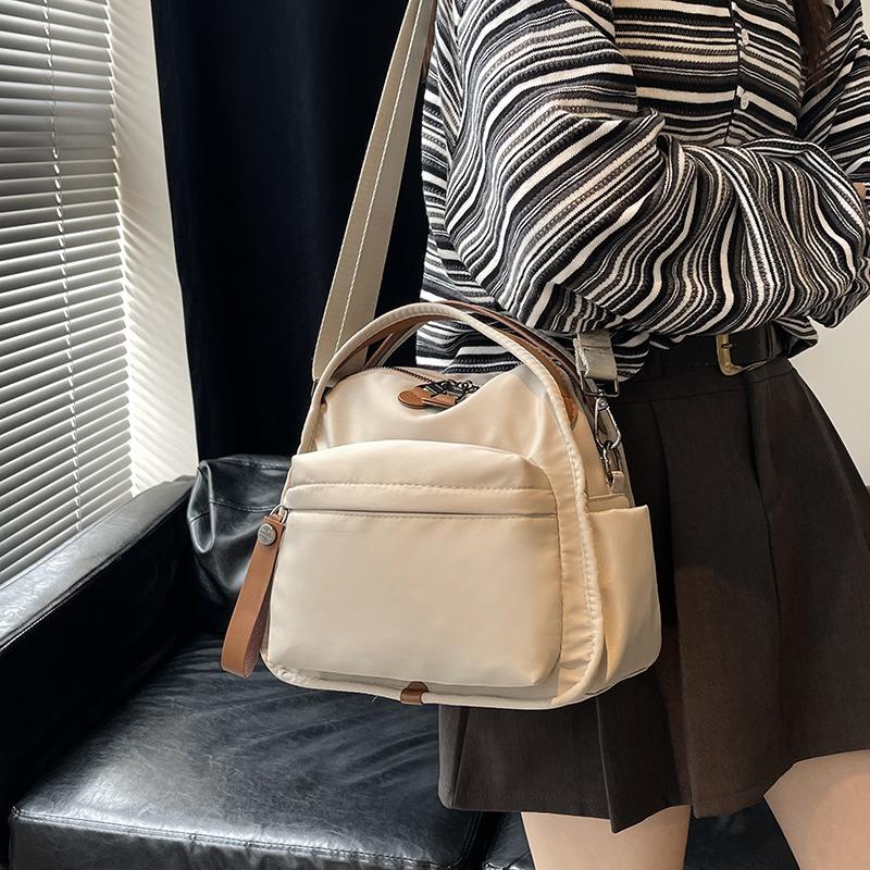 Simple, fashionable and versatile women's shoulder bag, nylon material sense, large-capacity commuter messenger bag.