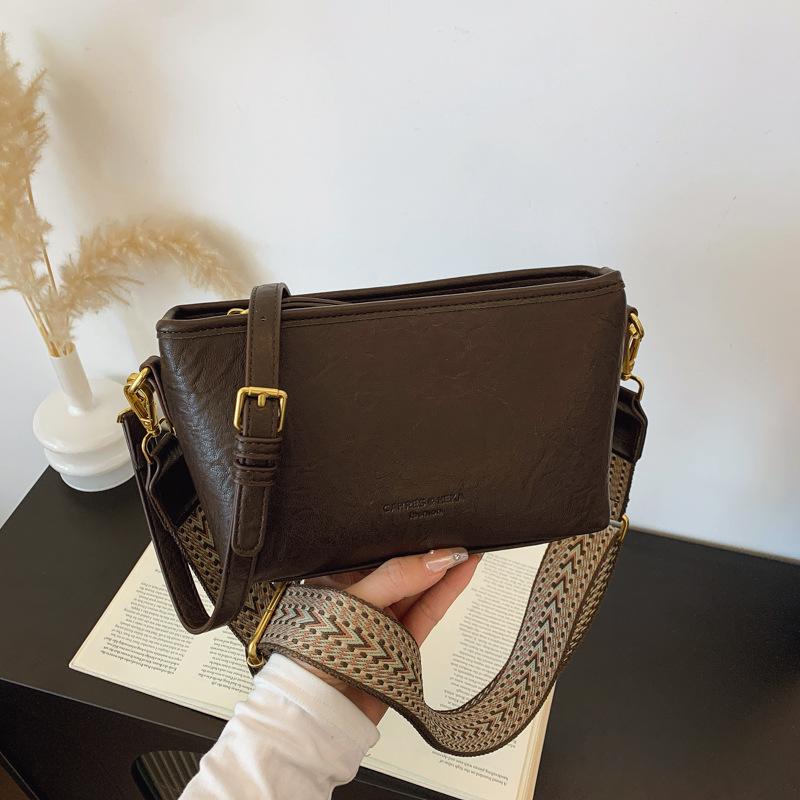 

Fashion woven shoulder strap small bag women s autumn and winter new simple bucket bag casual commuting solid color messenger bag темно-коричневого