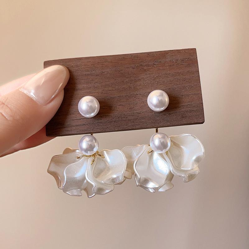 Elegant Retro White Petal Pearl Earrings: Exquisite, Sophisticated & Versatile Double-Wear Design