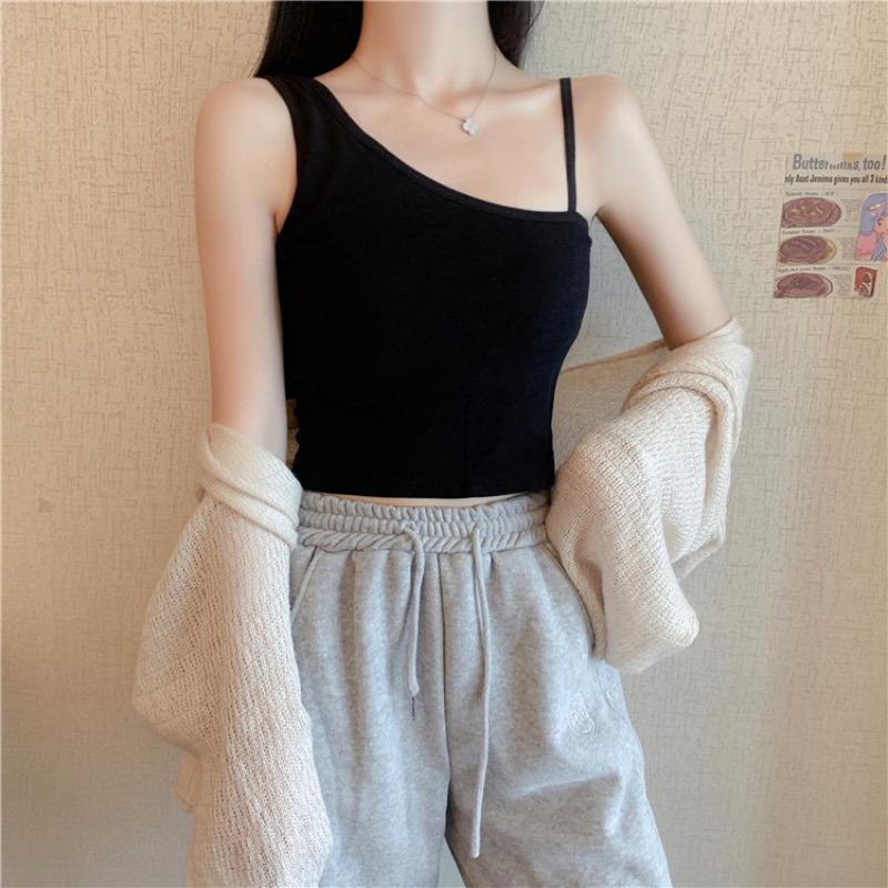 Sportovní tílko v korejském stylu s odhalenými rameny a vestavěnou podprsenkou, zeštíhlující a stylové pro vrstvení nebo svrchní nošení