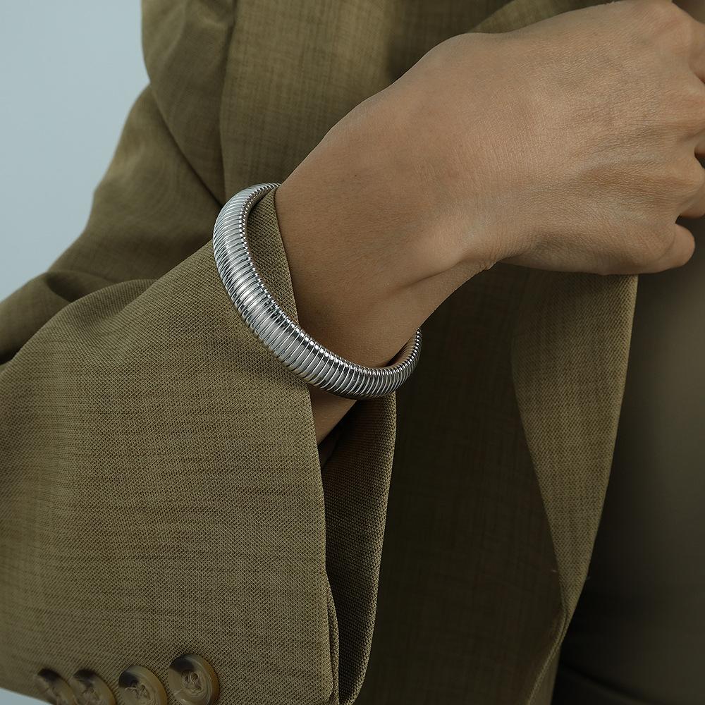 

Набор браслетов и ожерелий из титановой стали в европейском и американском преувеличенном ретро-стиле с резьбой и эластичной нитью, персонализированные модные аксессуары Width 1.2cm (circle mouth