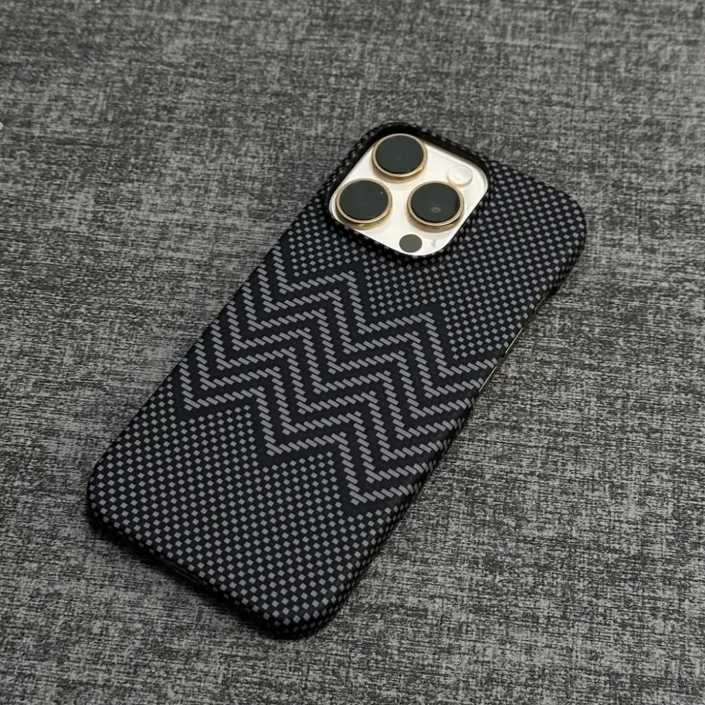 Kevlar pattern magnetic suction is suitable for iPhone16 skin-sensitive mobile phone case, Apple 15 carbon fiber pattern half pack, PC anti-drop cover