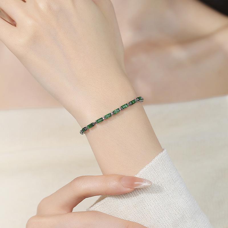 Fashion Light Luxury Rectangular Green Diamond Bracelet for Women – Minimalist Exquisite Hand Jewelry