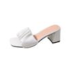 Novas pantufas frescas de salto alto para verão feminino, moda de salto grosso para uso externo, chinelo de uma palavra, salto médio, sapatos de ajuste para mulheres