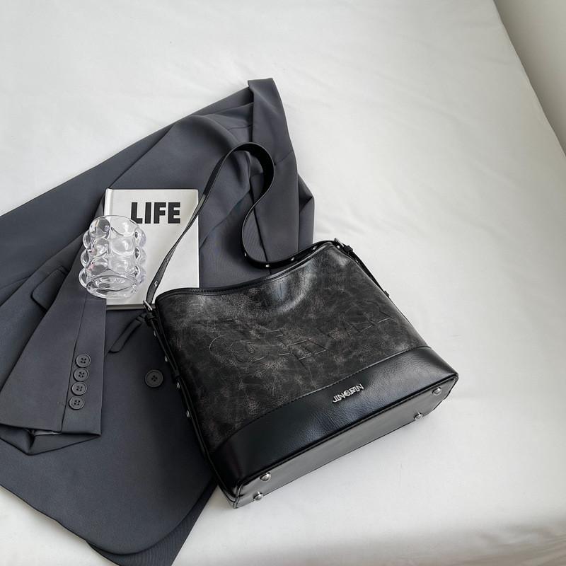 Retro Commuter Large Capacity Shoulder Bag Women's 2023 New Autumn Winter Fashion Bucket Bag Cross-border Trend