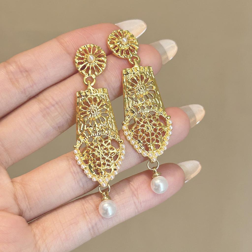 Traditional Chinese style retro earrings, fashionable and simple earrings, unique and refined earrings for women