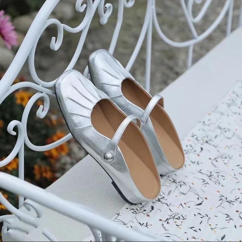 Fashion New Ladies Slip-on Shoes Outdoor Classic Women Causal Flat Shoes Fashion Pleated Simple Women Solid Color Slippers Soft Bottom
