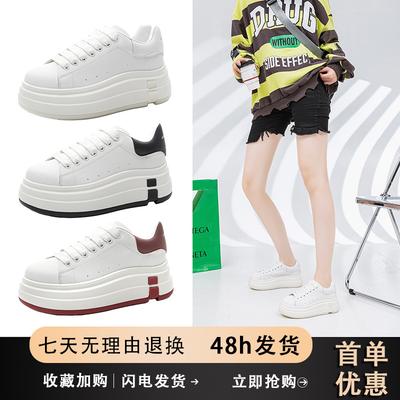 2025 été nouveau chaussures blanches tendance européennes pour femmes McQueen chaussures blanches pour femmes hauteur augmentée 6 cm plateforme en cuir chaussures de skate décontractées chaussures pour femmes