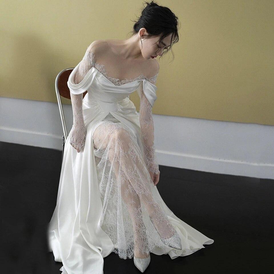 Elegante vestido de novia blanco de encaje con cuello redondo y mangas largas, corte en A, largo hasta el suelo, cola de barrido, abertura lateral, vestido de novia con cremallera de satén