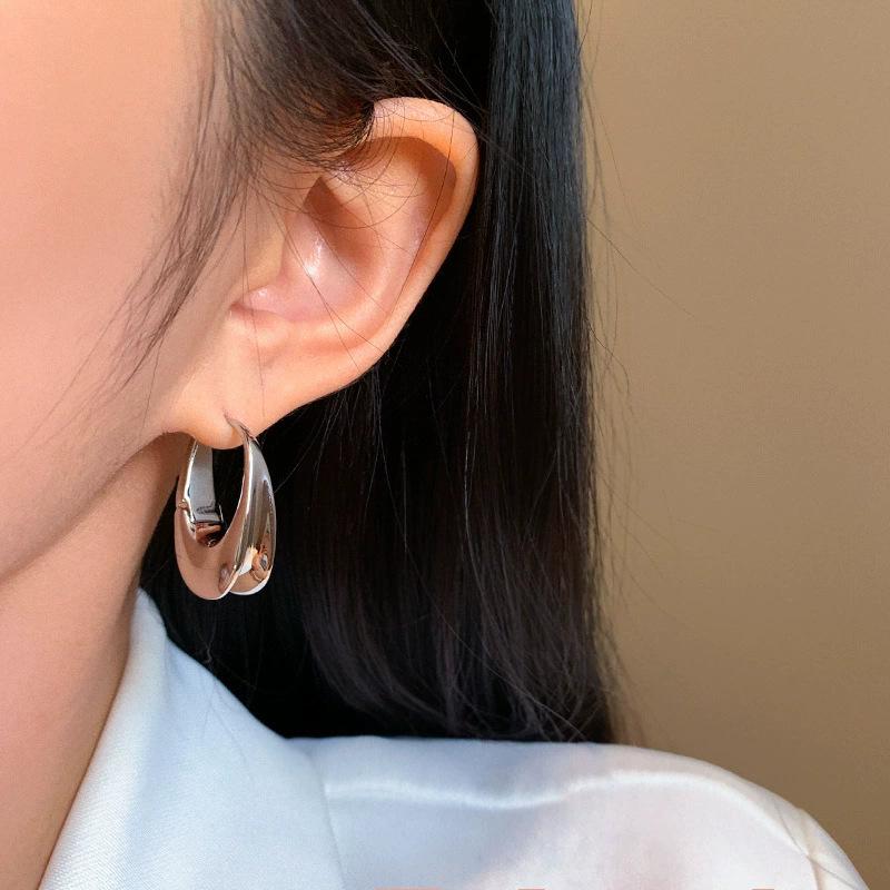 Gold Oval Ear Buckle 2026 Explosive Metal Earrings Light Luxury French Minimalist Design Earrings