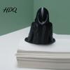 Dekorative Weibliche Figur 3D Gedruckt Schwarzer Umhang Frauenfigur Sitzend Mit Kapuze Regal Langlebige Schreibtischfigur Sitzer Gotische Statue für