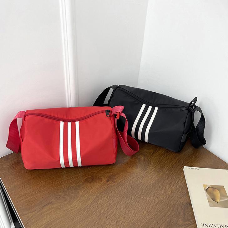 Mini-Duffle-Tasche aus Nylon mit drei vertikalen Streifen, verstellbarer breiter Gurt, lässige Sport-Umhängetasche für tägliches Fitness-Reisen