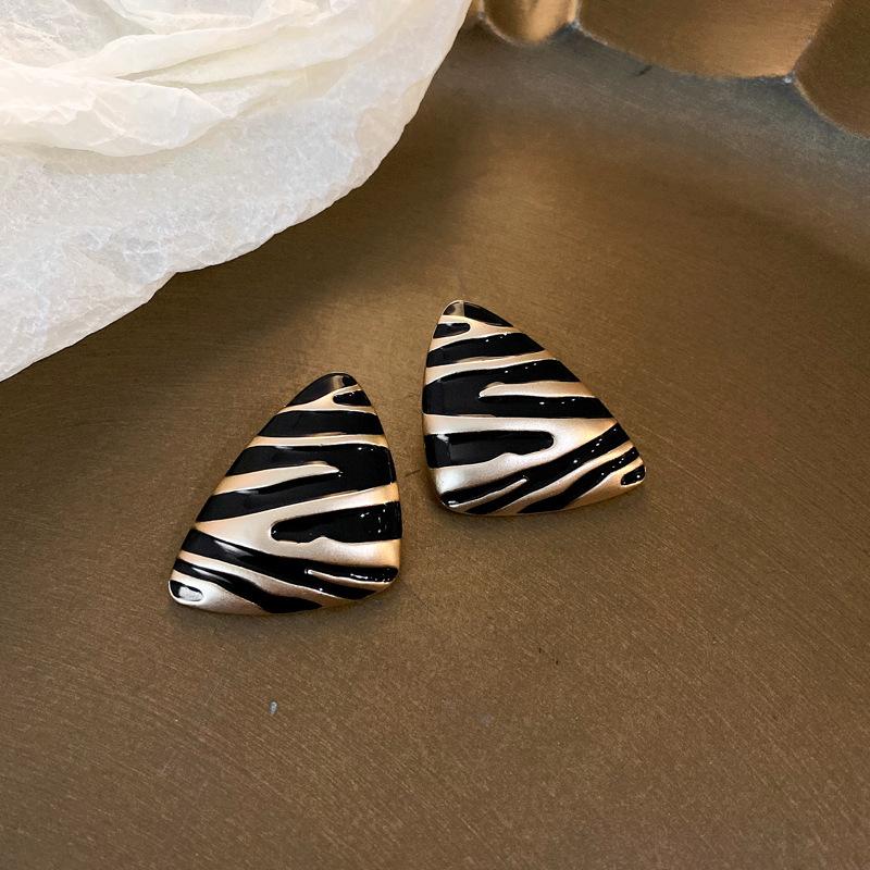 Black retro flower butterfly earrings temperament high-end stud earrings fashion niche versatile light luxury earrings