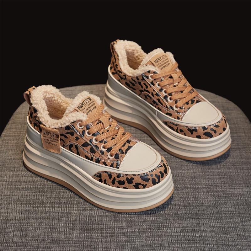 Women's Plush Warm Lamb Wool Height-Increasing Sneakers – Casual Thick-Soled Winter Shoes In White.