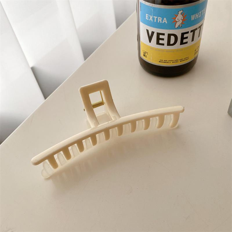 Beautifully Plastic Crafted Hair Claw Clips With Elegant Shapes And Vibrant Colors For Every Hairstyle Needs