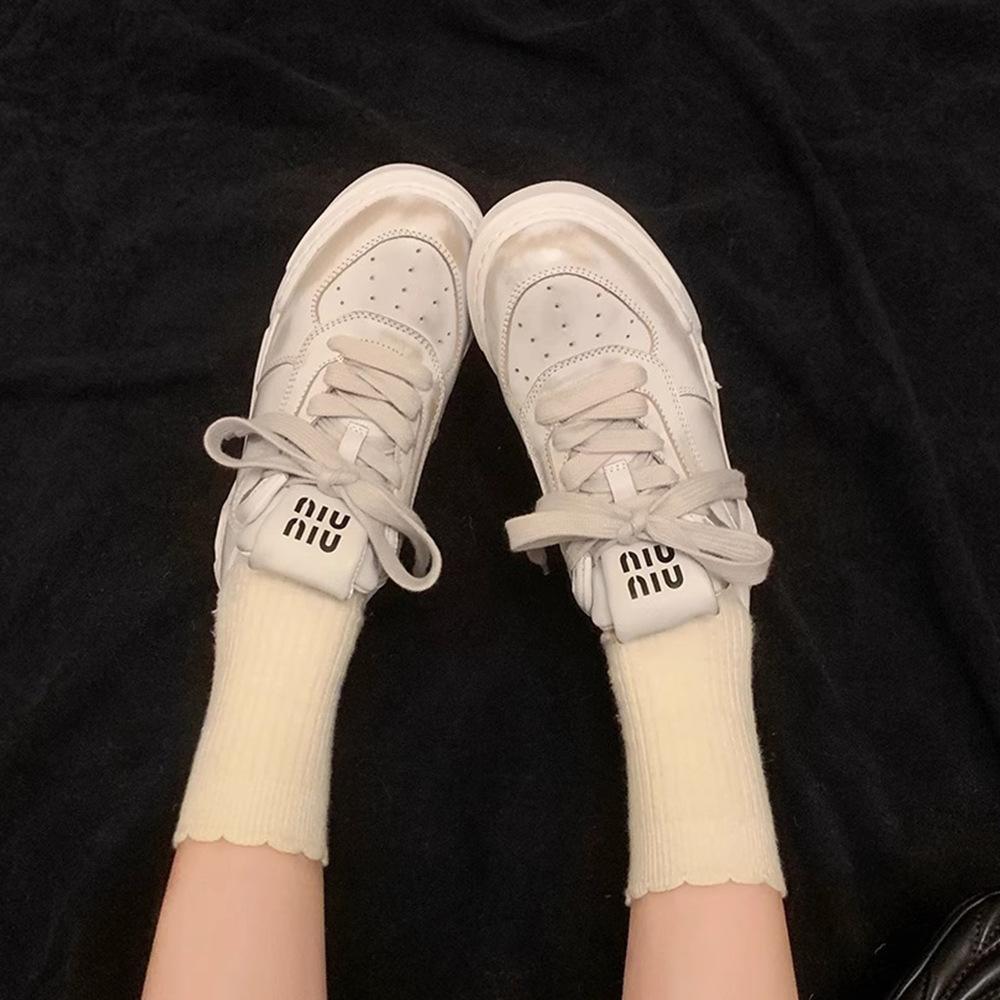 Su Yinyin has the same item in stock. New models are versatile and heightened. Small dirty shoes are thick-soled and old casual shoes. Board shoes ar