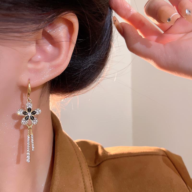 Серьги-подвески  Черный цветок с бриллиантовой вспышкой  Женственность Длинные серьги с бахромой Взрывной хит Douyin Персонализированные серьги