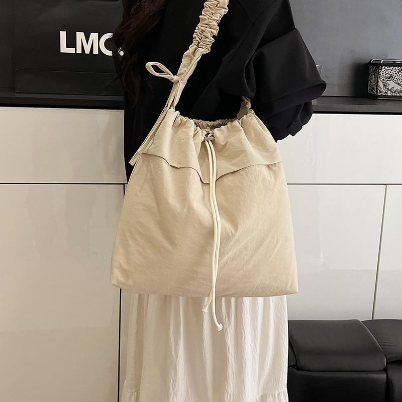 New Large-capacity Drawstring Bucket Bag Women's Leisure Commuter Shoulder Messenger Bag