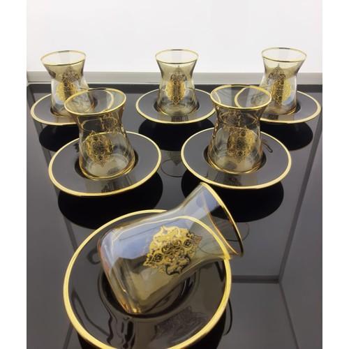 

Набор чайных чашек с черной тарелкой