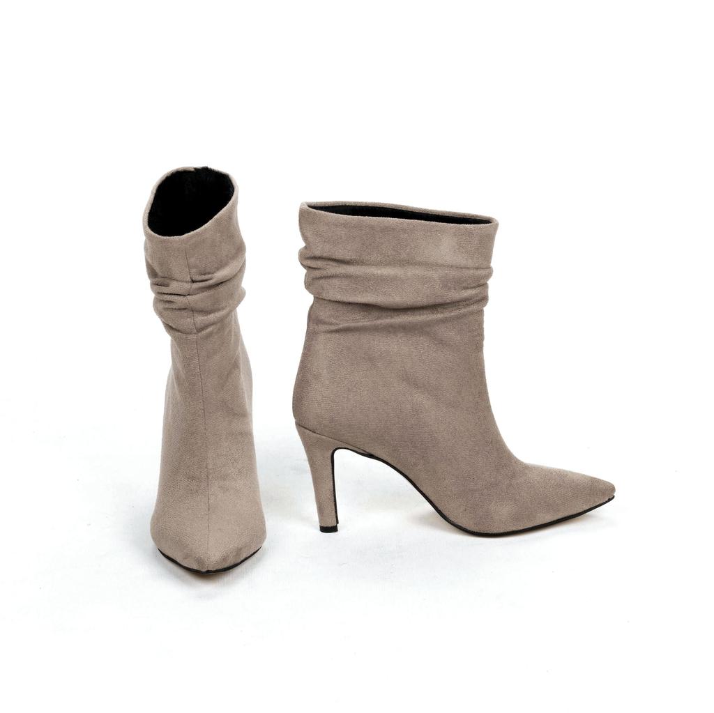 Klassische Damenstiefel mit spitzer Zehenpartie und dünnem Absatz